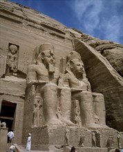 COLOSOS DE LA ENTRADA EXCAVADOS EN ROCA - XIX DINASTIA - 1260 AC
ABU SIMBEL, TEMPLO RAMSES