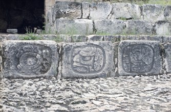 Pyramide centrale
Détail des reliefs mayas