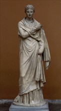 Statue de femme en marbre