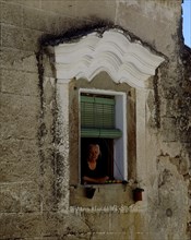 VENTANA CON SENORA ASOMADA
TRUJILLO, EXTERIOR
CACERES