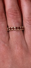 ANILLO DE ORO CON RUBIES EN EL DEDO CORAZON

This image is not downloadable. Contact us for the