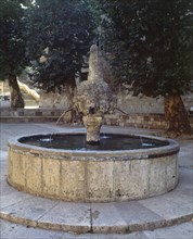 FUENTE CIRCULAR DE CUATRO CANOS
ESTELLA, EXTERIOR
NAVARRA