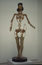 Sculpture de femme avec des bas