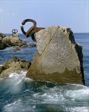 CHILLIDA EDUARDO 1924/2002
PLAZA DEL TENIS-ESCULTURA"PEINE AL VIENTO"EN UNA ROCA 1972-1977
SAN