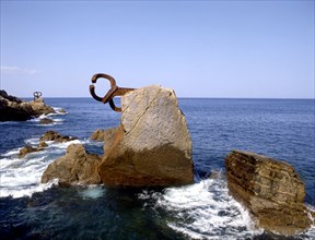 CHILLIDA EDUARDO 1924/2002
PLAZA DEL TENIS-ESCULTURA"PEINE AL VIENTO"EN UNA ROCA 1972-1977
SAN