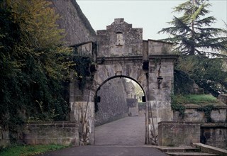 PORTAL DE FRANCIA-CONJUNTO DESDE FUERA DE LA MURALLA
PAMPLONA, EXTERIOR
NAVARRA

This image is