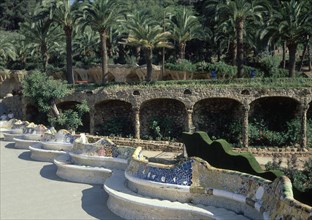 JUJOL J Mª Y GAUDI A
PARQUE GUELL - VISTA DEL BANCO SERPENTEANTE EN LA GRAN PLAZA -