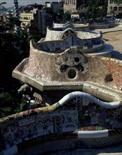 JUJOL J Mª Y GAUDI A
PARQUE GUELL - VISTA DEL BANCO SERPENTEANTE EN LA GRAN PLAZA -