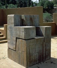 CHILLIDA EDUARDO 1924/2002
ESCULTURA CUBICA
TOLEDO, CIGARRAL DE MARAÑON
TOLEDO

This image is