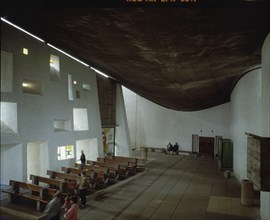 CORBUSIER LE 1887/1965
INTERIOR DESDE LA CABECERA
RONCHAMP, CAPILLA PEREGRINOS
FRANCIA

This