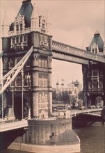 TOWER BRIDGE (1894) CON DOS TORRES NEOGOTICAS
LONDRES, EXTERIOR
INGLATERRA

This image is not