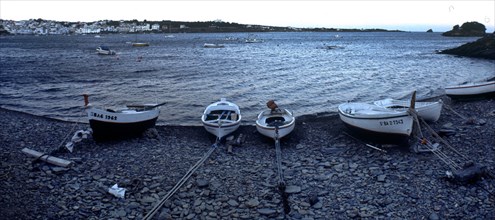 BARCAS DE PESCADORES AMARRADAS Y BAHIA
CADAQUES, EXTERIOR
GERONA

This image is not