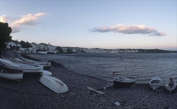 BARCAS EN LA ORILLA DE LA BAHIA Y EL PUEBLO AL FONDO
CADAQUES, EXTERIOR
GERONA

This image is