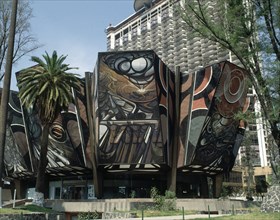 SIQUEIROS DAVID ALFARO 1896/1974
POLIFORUM CULTURAL DE SIQUEIROS-PINTURAS EN LA FACHADA
MEXICO