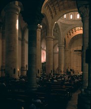 AGUERO J MIGUEL
INTERIOR DE LAS NAVES CON GENTE OYENDO MISA
MERIDA, CATEDRAL
MEXICO

This