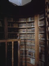 ANGULO DE LA ESCALERA DE CARACOL CON ESTANTERIAS CIRCULARES
SALAMANCA, UNIVERSIDAD