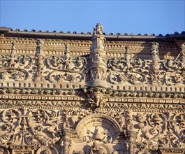 EXTERIOR-DET SUPERIOR DE LA FACHADA-ADORNOS PLATERESCOS-
SALAMANCA, UNIVERSIDAD
SALAMANCA

This