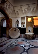 MEDERSA-INTERIOR CON FUENTE, TECHO Y SUELO DECORADO -
DAMASCO, MEZQUITA OMEYA
SIRIA

This image