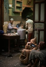 TIPICA COCINA MARROQUI- CLIENTES ESPERANDO -
MARRAKECH, EXTERIOR
MARRUECOS