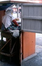MUJER MARROQUI VENDIENDO PAN -
MARRAKECH, EXTERIOR
MARRUECOS