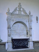 MAUSOLEO DE ROSALIA DE CASTRO EN LA CAPILLA DEL EVANGELIO
SANTIAGO DE COMPOSTELA, CONVENTO DE