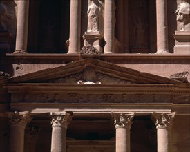 TEMPLO KAZNE-DET FRONTON CON COLUMNAS CORINTIAS-ISIS-
PETRA, EXTERIOR
JORDANIA