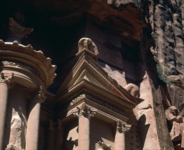 TEMPLO KAZNE-DET COLUMNAS Y FRONTONES PARTIDOS-URNA-
PETRA, EXTERIOR
JORDANIA