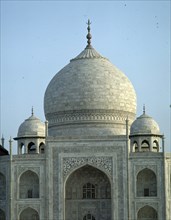 VISTA SUP DE LA FACHADA PRINCIPAL,CUPULA Y CUPULILLAS-S XVII
AGRA, TAJ MAHAL
INDIA

This image