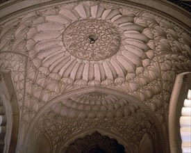 INTERIOR-CUPULA SEXPARTITA CON MOTIVOS FLORALES Y GEOMETRICO
DELHI, HUMAYUM PADISAH
INDIA