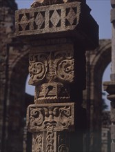 DET CAPITEL Y BASA DE COLUMNAS SUPERPUESTAS-
DELHI, MEZQ QUWWAT-AL-ISLAM
INDIA

This image is