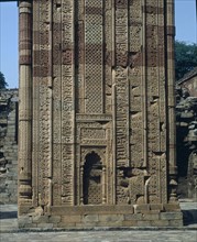 DET INF DE LA PUERTA DE ACCESO AL RECINTO DEL MAUSOLEO
DELHI, MEZQ QUWWAT-AL-ISLAM
INDIA

This