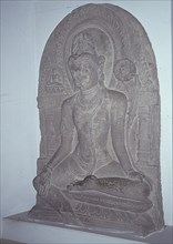 RELIEVE EN PIEDRA DE DIVINIDAD CON AUREOLA-MAITREYA-
SARNATH, MUSEO
INDIA

This image is not