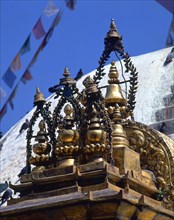 STUPA-DET SUP DE HORNACINA-JARRAS SAGRADAS O DE RITUAL
KATMANDU, TEMPLO