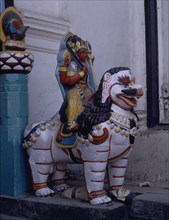 DET LEON EN PIEDRA CON SIVA SOBRE SU LOMO FLANQUENADO PUERTA
KATMANDU, PALACI HANUMAN