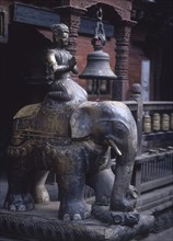 PATIO-ELEFANTE PORTEADOR DE SIVA,RUEDAS DE ORACION Y CAMPANA
PATAN, TEMPLO DORADO
NEPAL