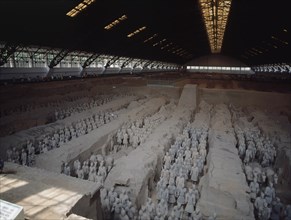 COLUMNAS DE GUERREROS Y CABALLOS-ESCULTURAS EN BARRO COCIDO-S III A J.C.IZQUIE
XIAN, MAUSOLEO QIN