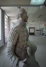 MUSEO-ESTATUA EN TIERRA COCIDA DE UN ARQUERO-VISTA DE LADO-S III A J.C.
XIAN, MAUSOLEO QIN SHI