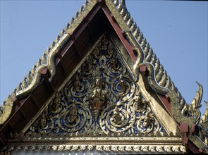 TEJADO EN PICO-DET FRONTON CON RELIEVES DORADOS Y DIVINIDAD
BANGKOK, RECINTO PALACIO