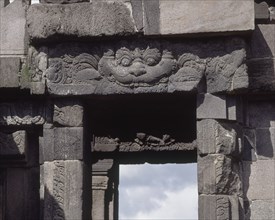 TEMPLO-PUERTA:DET FRONTON CON RELIEVE DE LEON
JAVA, TEMPLOS DE PRAMBANAN
INDONESIA