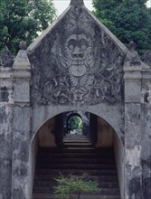 CONSTRUIDO EN 1765 POR REY HEMENGKU BUWONO I-PUERTA DE ACESSO
JAVA, CASTILLO DE