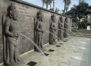 EXTERIOR-JARDINES-FUENTES:ESCULTURAS DE MUJERES INDONESAS
BALI, HOTEL