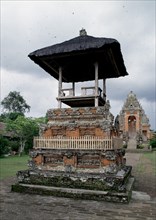 VISTA DE UNA DE LOS MUCHOS ALTARCILLOS QUE HAY POR EL RECINTO
BALI, TEMPLO LUCHA