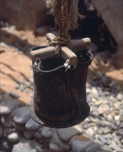 PABELLON ARABIA SAUDI-CUBO DE CUERO UTILIZADO PARA SACAR AGUA DE LOS POZOS
SEVILLA,