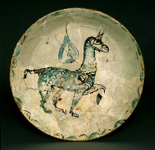 Assiette décorée en vert et manganèse représentant un cheval