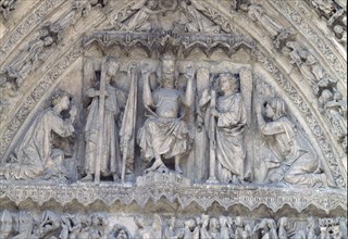 EXTERIOR-PORTICO-TIMPANO-CRISTO ENTRONIZADO Y ANGELES,VIRGEN Y S JUAN ARRODILL
LEON,