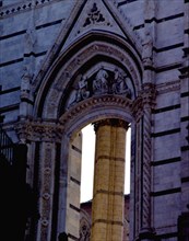 EXTERIOR-DET VENTANAL:GRUPO ESCULTORICO:CRISTO Y ANGELES ROMANICO GOTICO
SIENA,