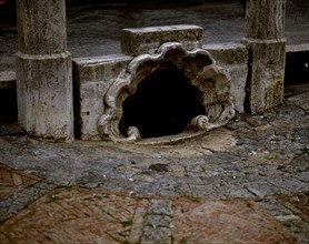 DET ALCANTARILLA ADORNADA EN FORMA DE CONCHA
SIENA, EXTERIOR
ITALIA

This image is not