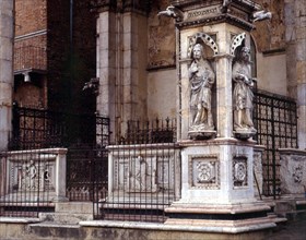 GIOVANNI AGOSTINO DI
EXTERIOR-CELDA DE PIEDRA-DET ESCULTURAS
SIENA, PALACIO