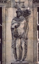 Extérieur de la façade de l'Hôtel Carnavalet à Paris (détail du relief : La corne d'abondance)
