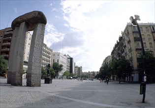 DALI SALVADOR 1904/1989
VISTA DE LA PLAZA CON LA ESCULTURA EN HOMENAJE A NEWTON
MADRID, PLAZA DE